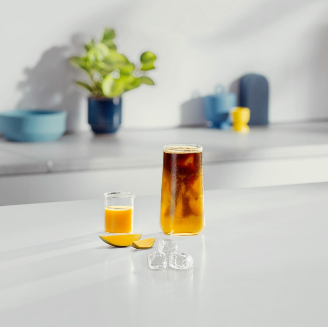 Iced Mango Grande Káva vedle ingrediencí