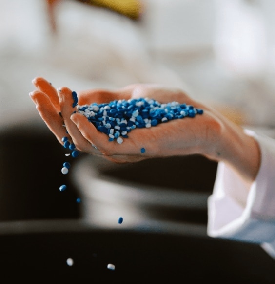 Ruka držící recyklovaný plast